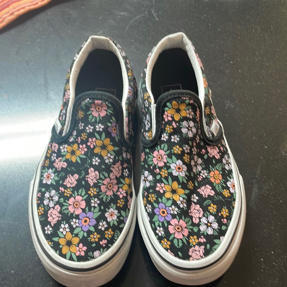 Girls Vans slip on. Reposh they were too small 😠
